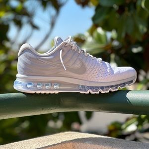 LIKE NEW! Size 12 Nike Air Max 2017 gently worn and in very good condition.